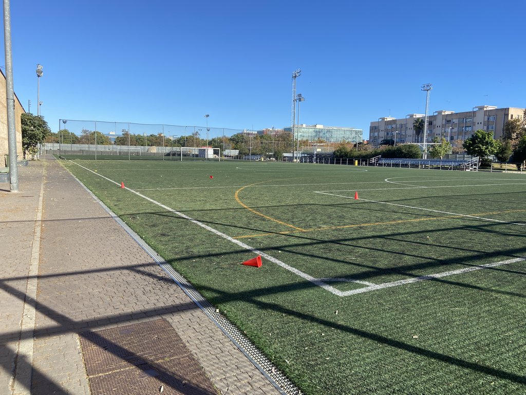 Accessible access to training tracks, with ample space to move and an effective drainage system to prevent flooding.