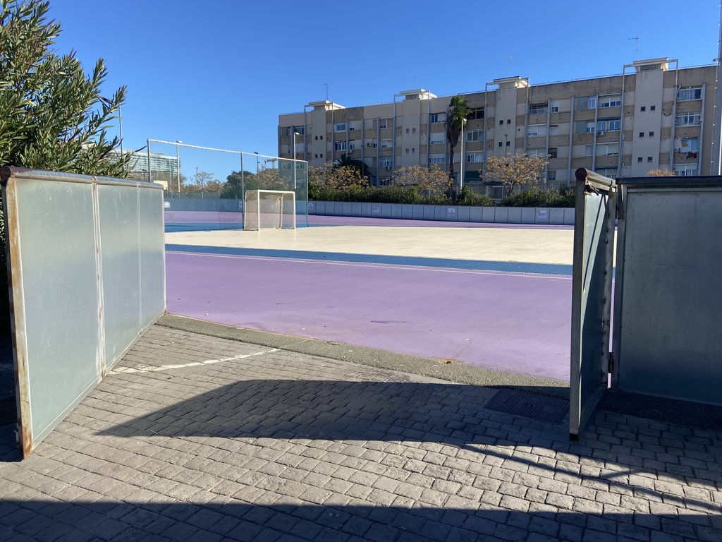 Accessible access to the velodrome track with ample space to facilitate mobility.