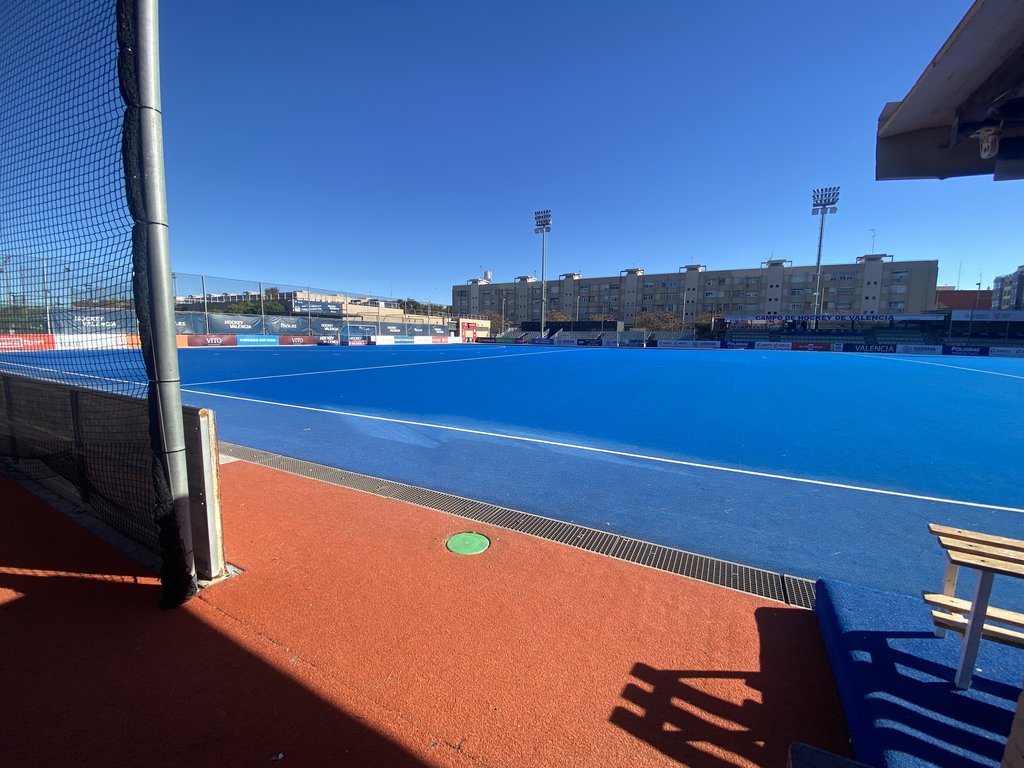 Accessible access to training tracks, with ample space to move and an effective drainage system to prevent flooding.