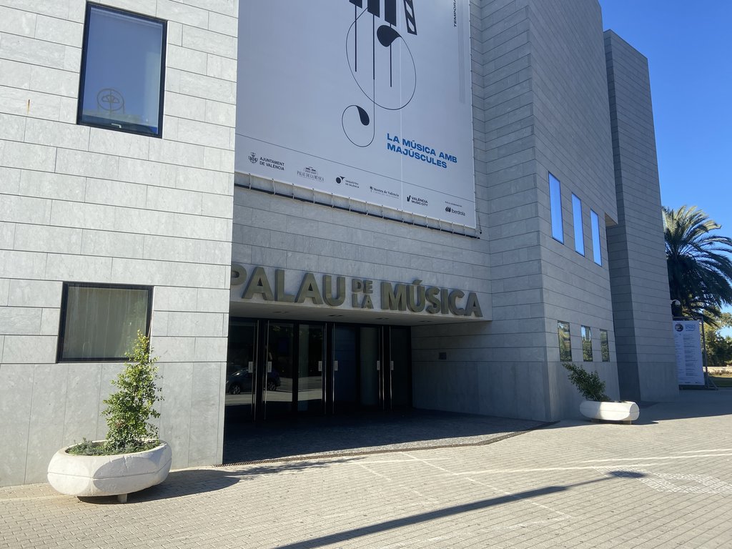 Flat main access to the establishment with swing doors.