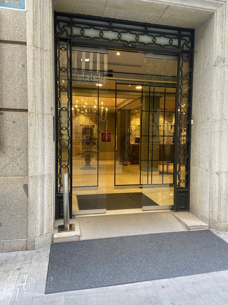 Main access to the establishment with automatic doors.