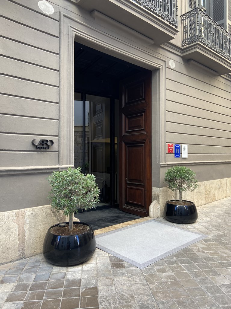 Main access to the establishment with automatic doors.