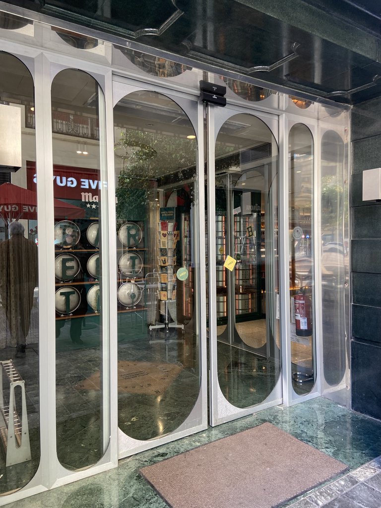 Main access to the establishment with automatic doors.