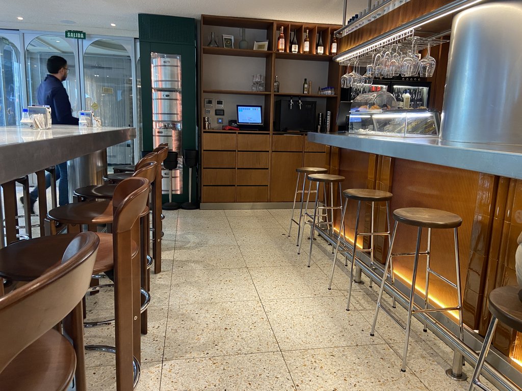 Dining room with accessible passage area and ample space to facilitate mobility.