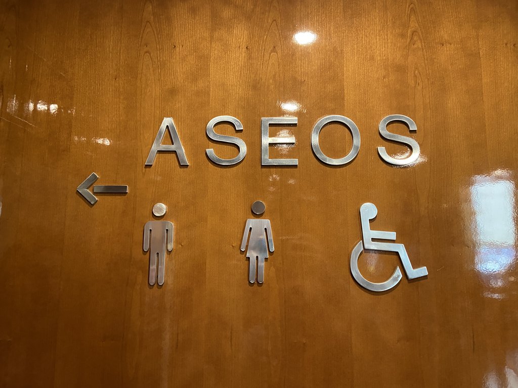 Signage direction adapted common bathrooms.