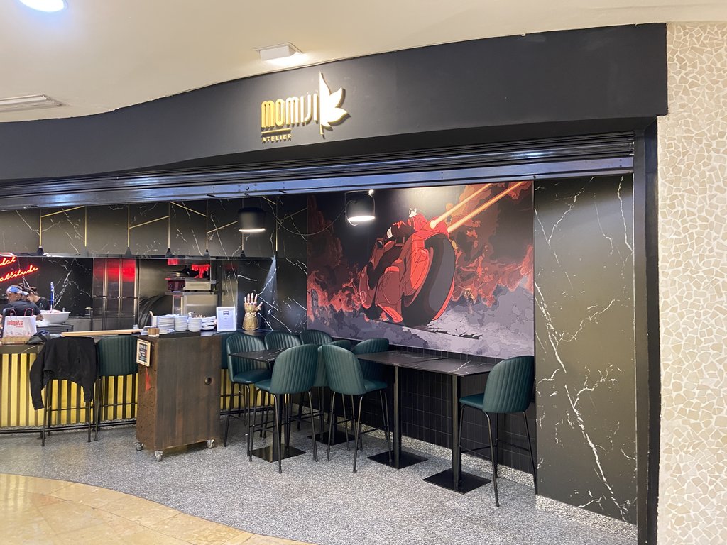 Accés principal a l'establiment pla i sense portes.