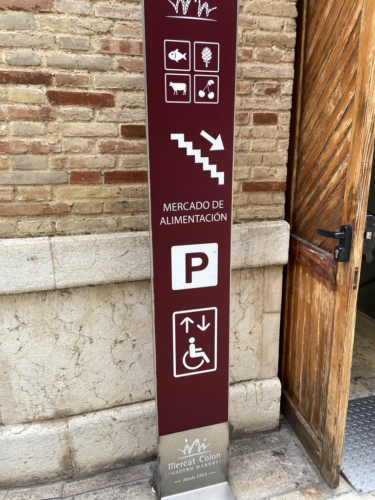 Senyalització accés aparcament, ascensors i escales.