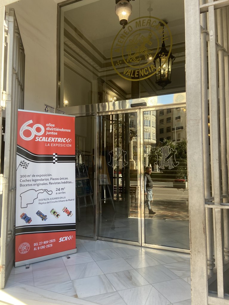 Flat secondary access with automatic doors.