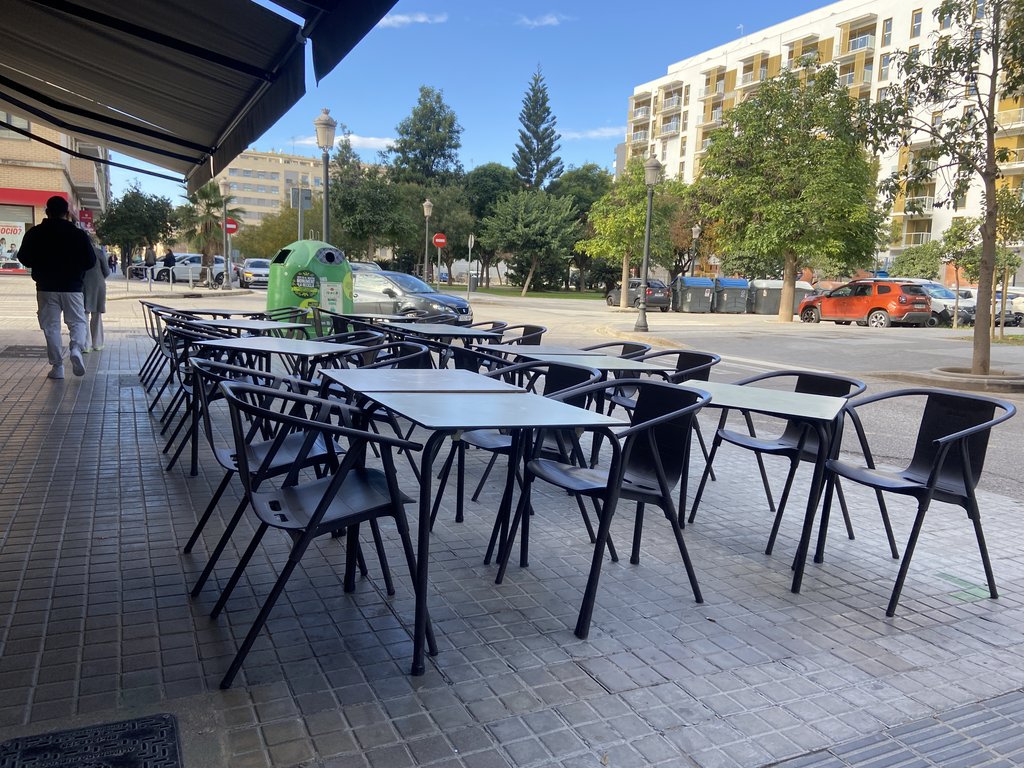 Accessible outdoor terrace, accessible tables with appropriate height.
