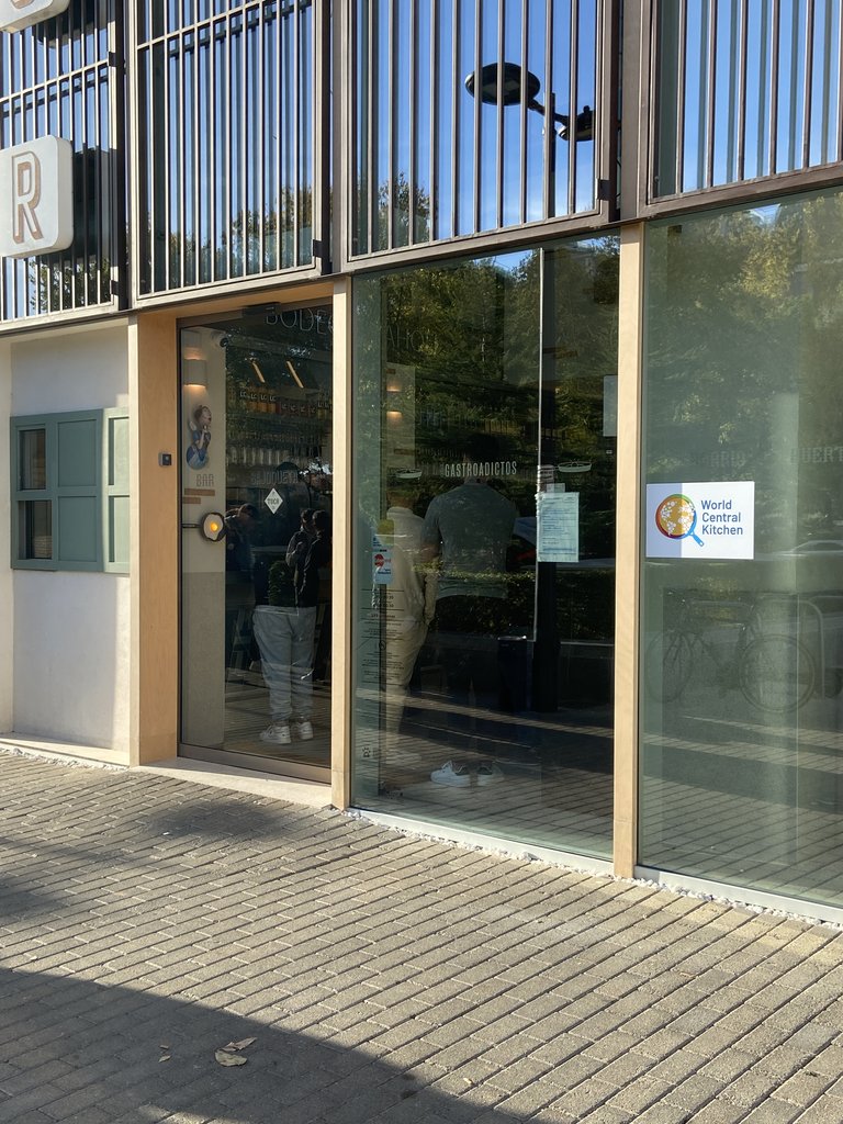 Main access to the establishment with automatic doors and proper exterior accessibility.