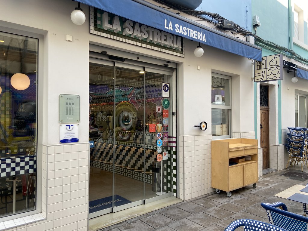 Main access to the establishment with automatic doors and proper exterior accessibility.