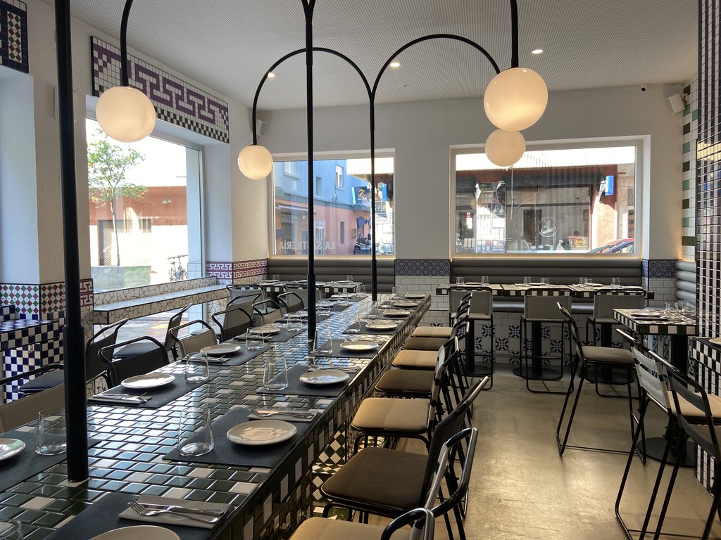 Passage areas between tables and accessible lounges with good lighting.