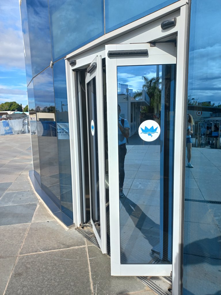 Acceso a través de puertas automáticas con anchura adecuada.