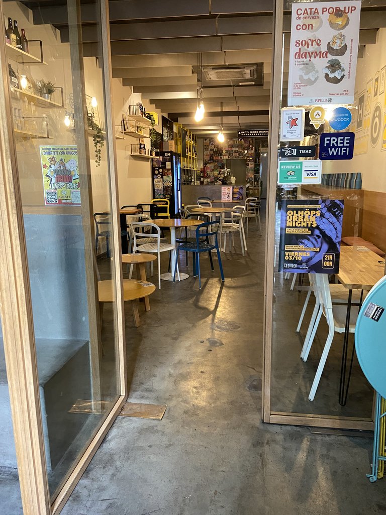 Portes batents d'accés a l'establiment.