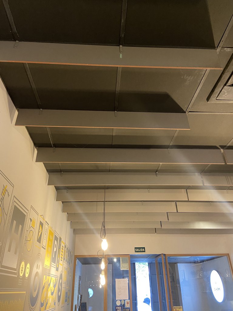 Menjador preparat amb sistema d'insonorització i cancel·lació de soroll.