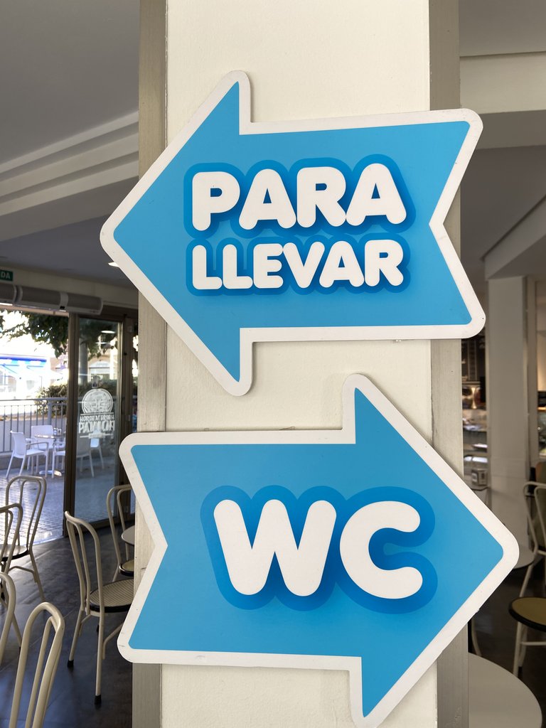 Señalización dirección distintos servicios.