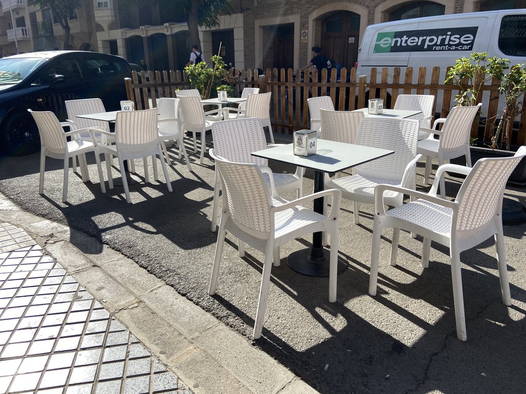 Terraza exterior accesible, mesas accesibles con altura adecuada.