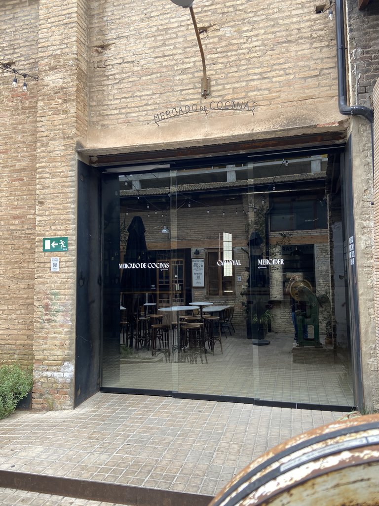 Puertas automáticas de acceso a un comedor.