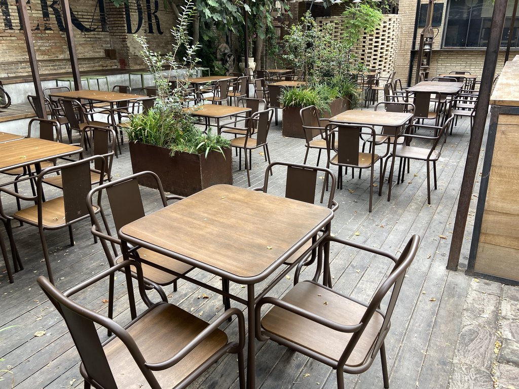 Terraza exterior accesible, mesas accesibles con altura adecuada.