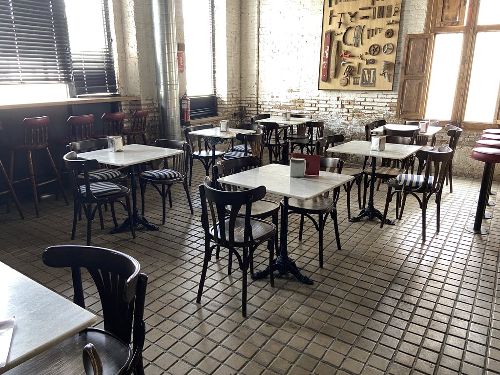 Comedor accesible, mesas accesibles con altura adecuada y correctamente iluminadas.