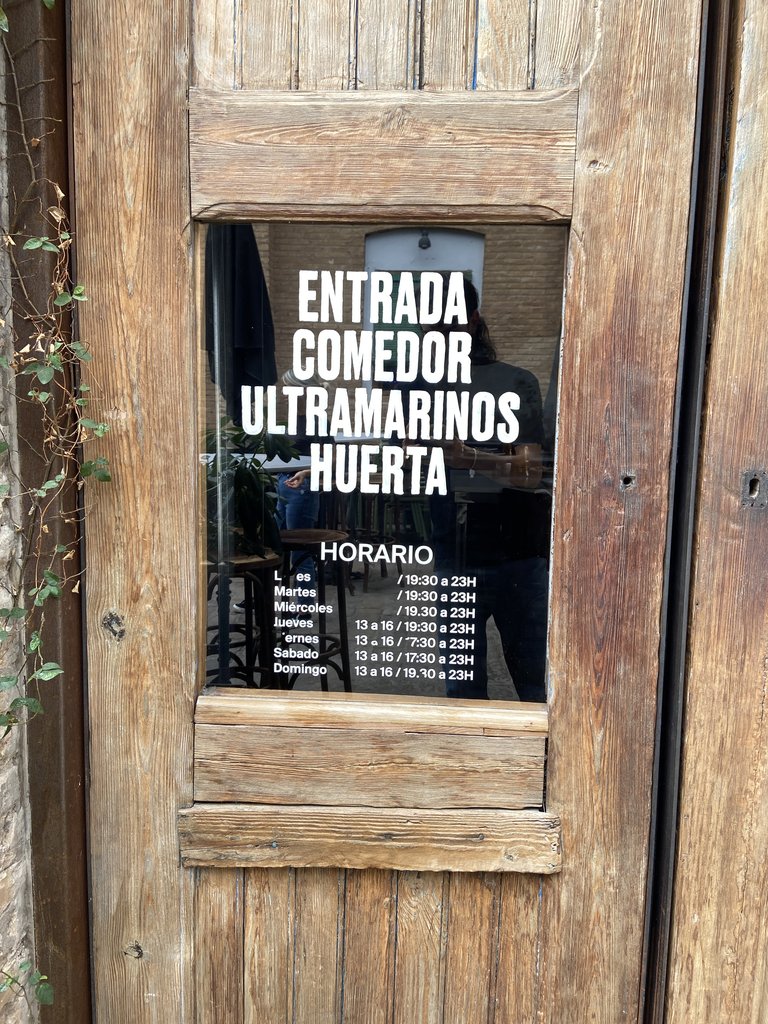 Señalización entrada comedor y horarios de apertura.