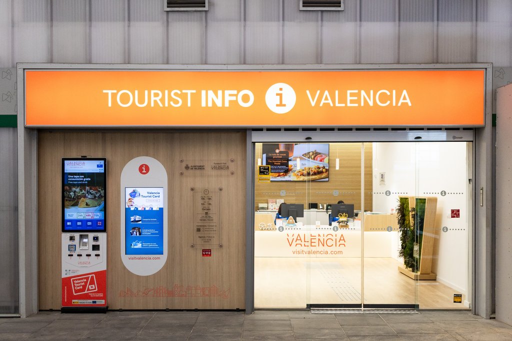 Accés principal des de l'interior de l'estació de tren de l'AVE Joaquín Sorolla