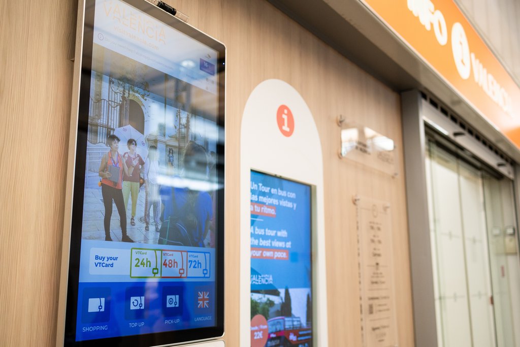 Pantalla i tòtem digital per a la informació turística de València a l'exterior de l'oficina. Disponible 24 hores.