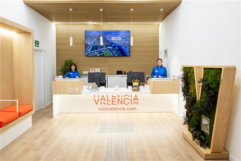 Espai d'atenció a l'interior de l'Oficina de Turisme. Espai ampli i lluminós. Disponibilitat d'espai d'espera per seure.