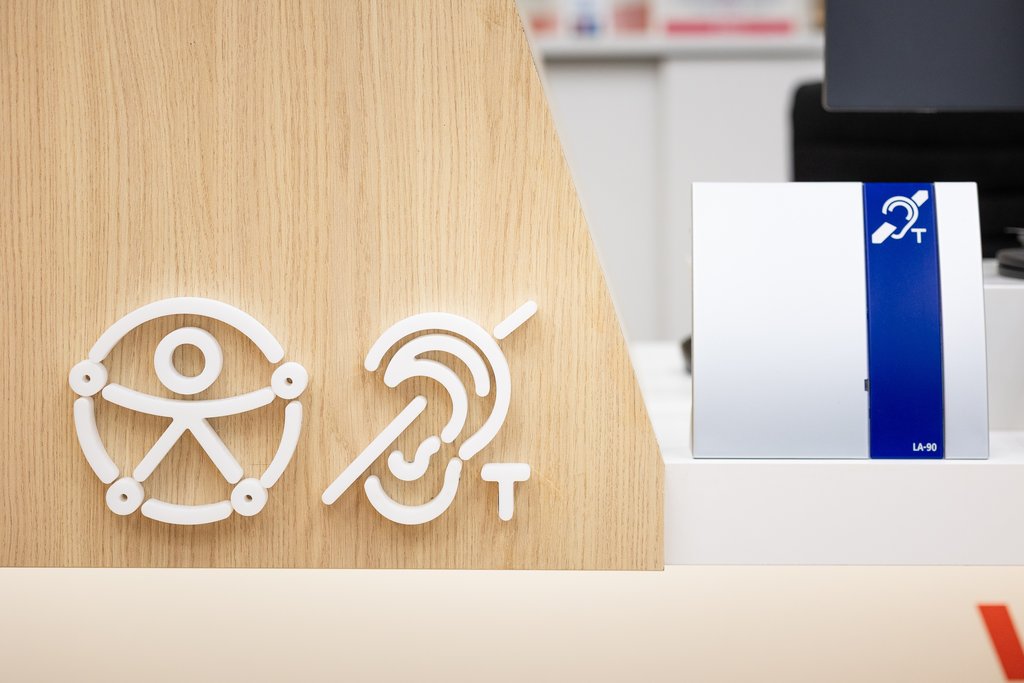 Senyalització dels serveis adaptats per a persones amb discapacitat, i bucle magnètic al taulell d'atenció al client.