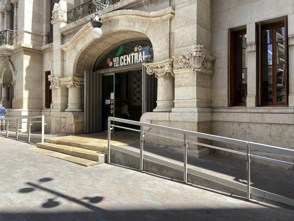 Portes d'accés automàtiques amb rampa i sòl podotàctil.