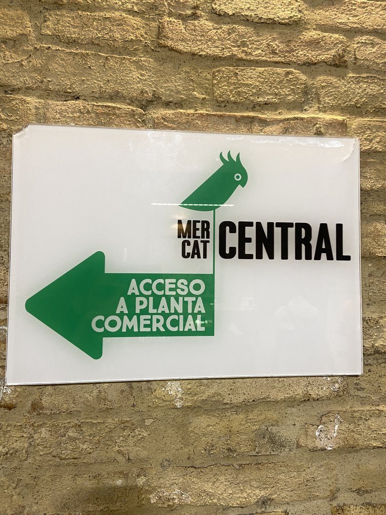 Senyalització direcció accés mercat.