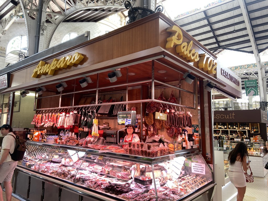 Comerç ben senyalitzat amb rètols grans i en alt relleu per a una correcta identificació.