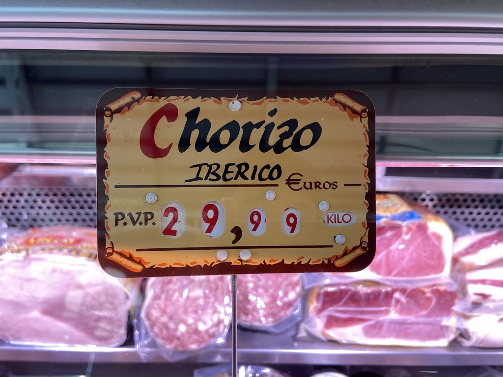 Senyalització de producte i preu amb mida de font correcta.