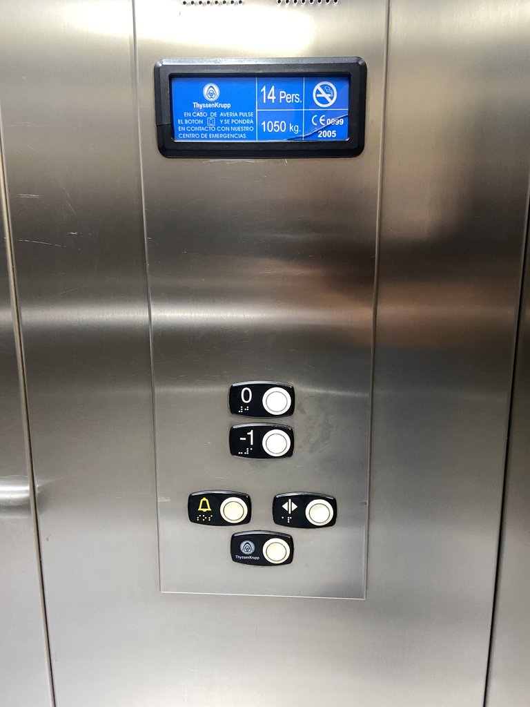 Ascensor accessible amb botonera a alçada adequada, en braille i preparat amb sistemes d'avisos sonors i visuals.