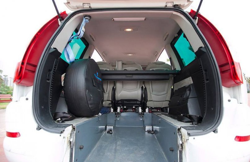 interior de taxi adaptado para silla ruedas