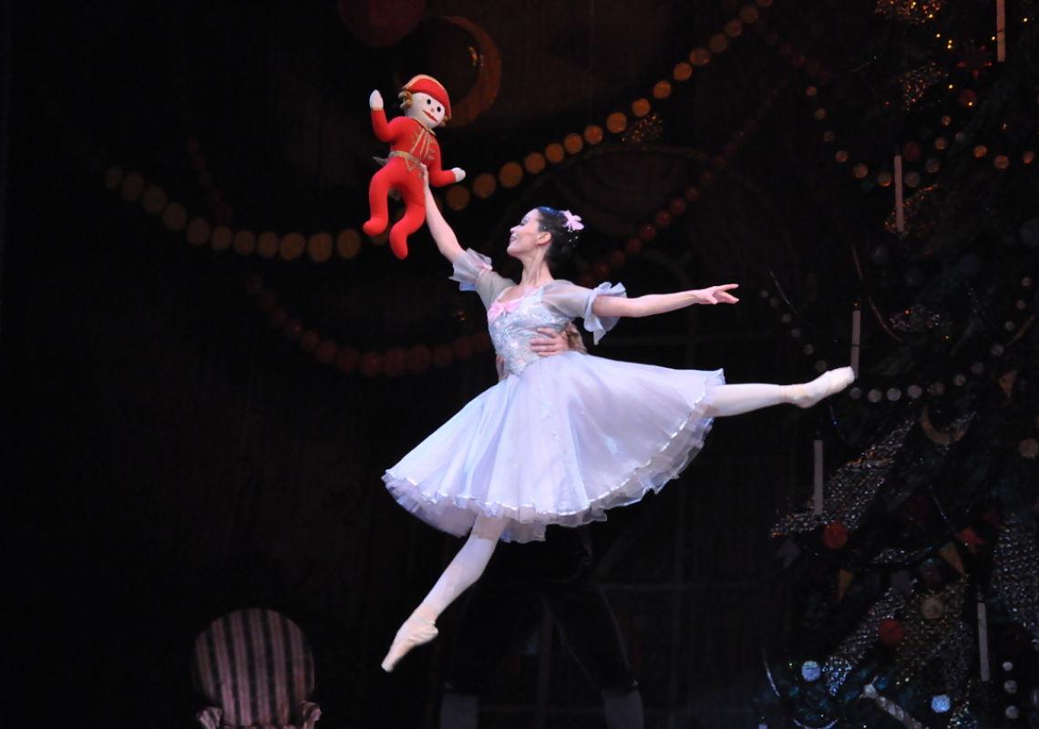 Bailarina de ballet en el aire en El Cascanueces en Valencia