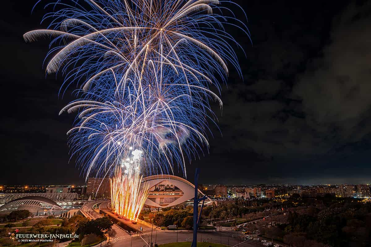Fuegos artificiales de Fallas desde un rooftop en València