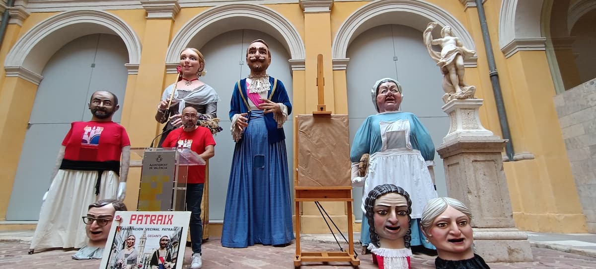 Encuentro de gigantes y cabezudos en València