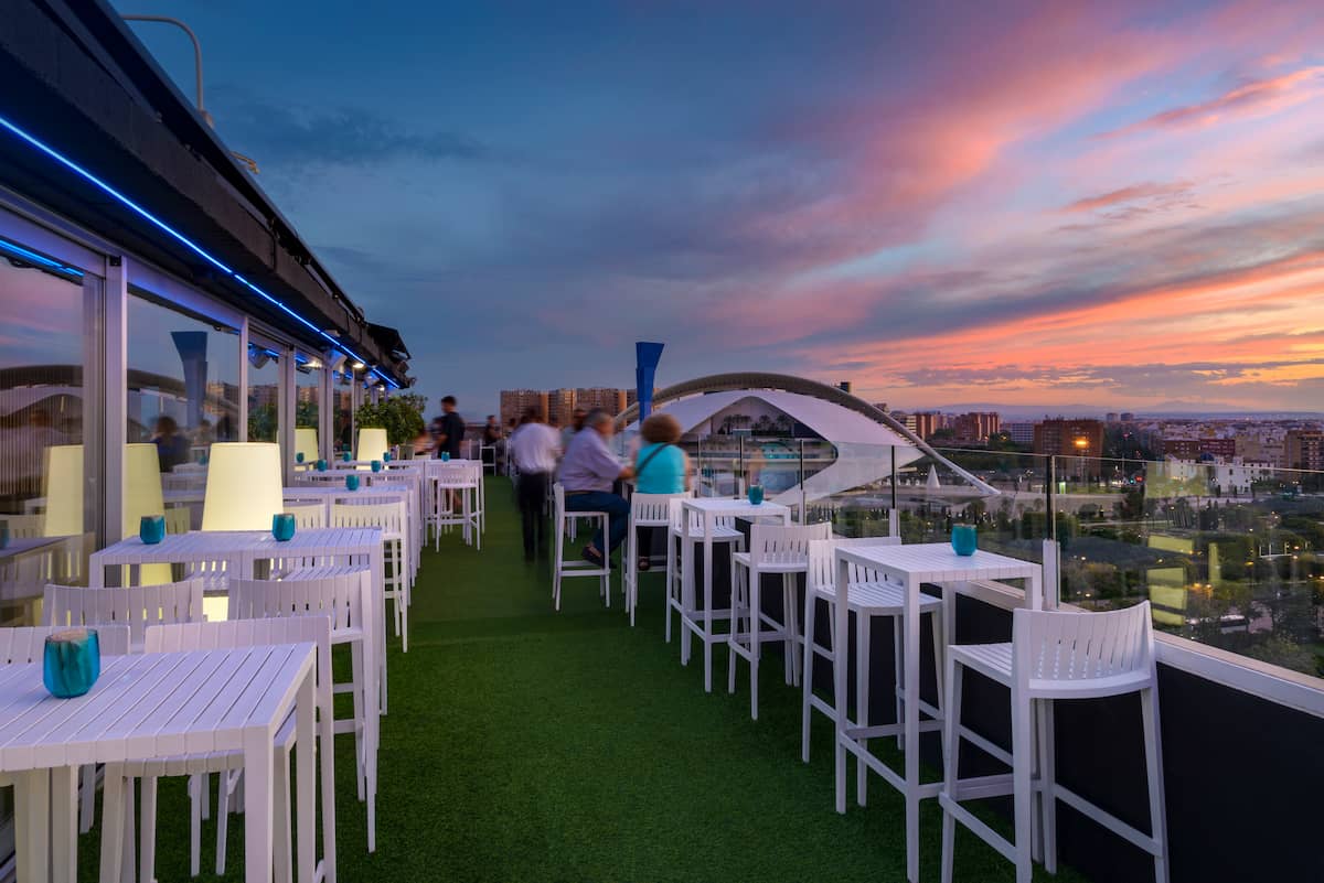 Fuegos artificiales de Fallas desde un rooftop en València