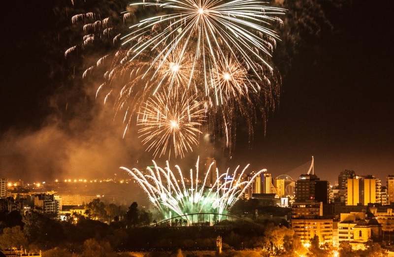 fuegos artificiales de fallas en el puente alameda