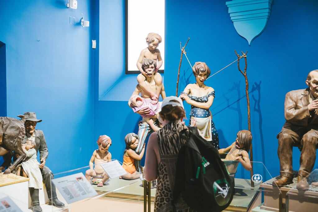 señora viendo exposicion de ninots 