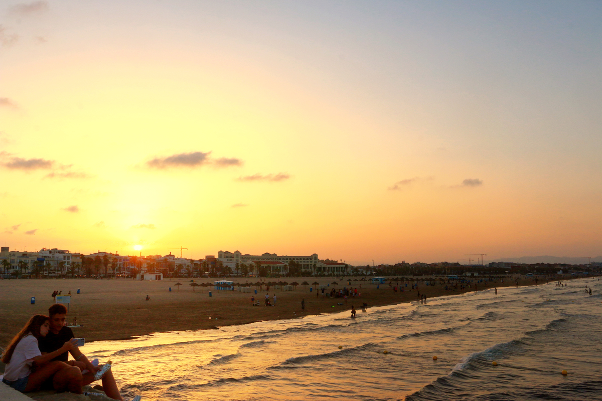 atardecer en playa valencia