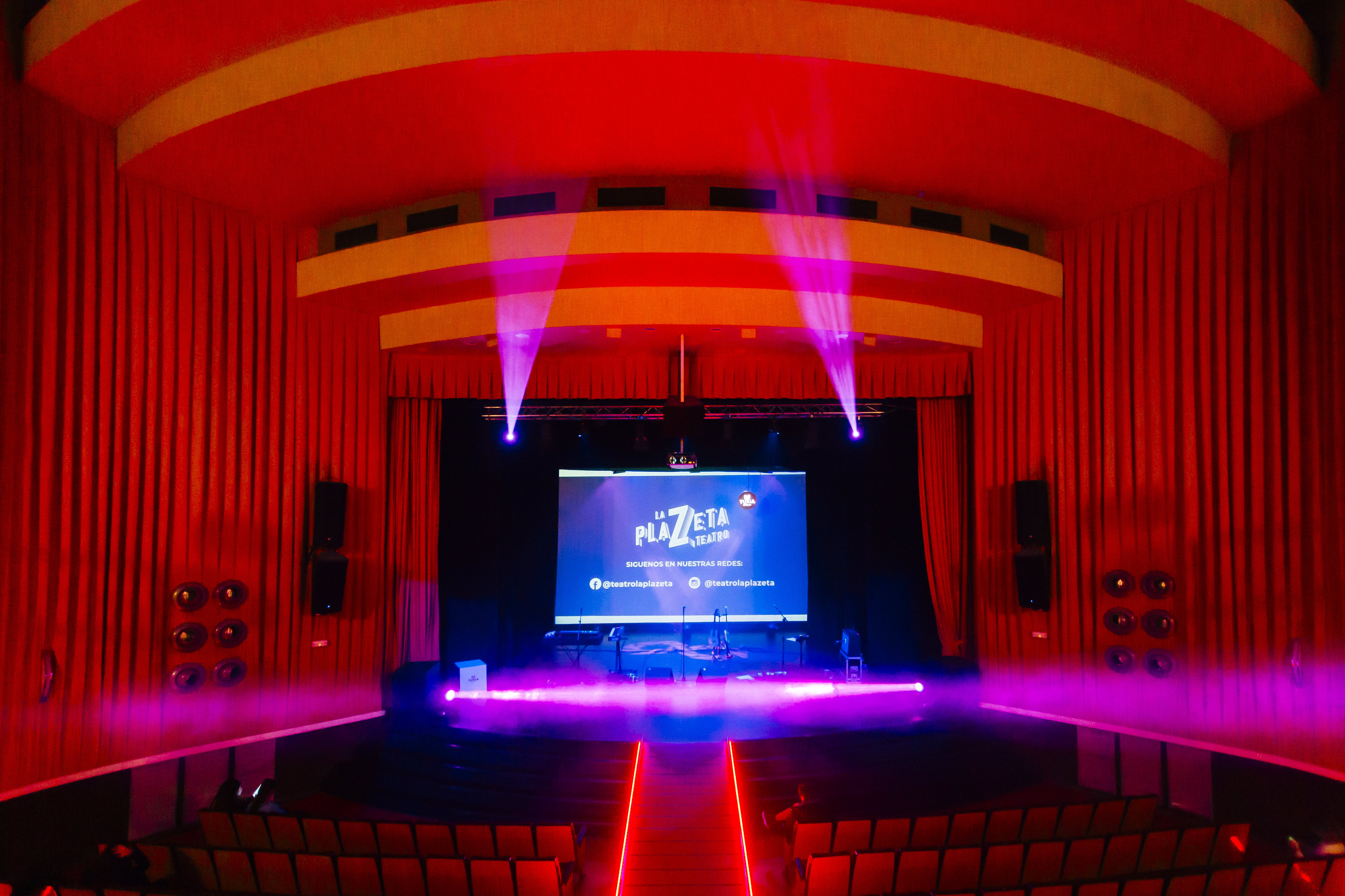 Teatro al aire libre en La Plazeta Visit Valencia