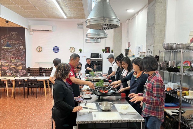 Preparando la paella en el taller de MyfirstPaella