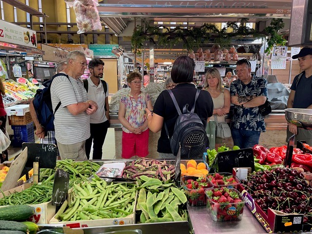 Visitando el mercado para comprar los ingredientes para el taller de paella 