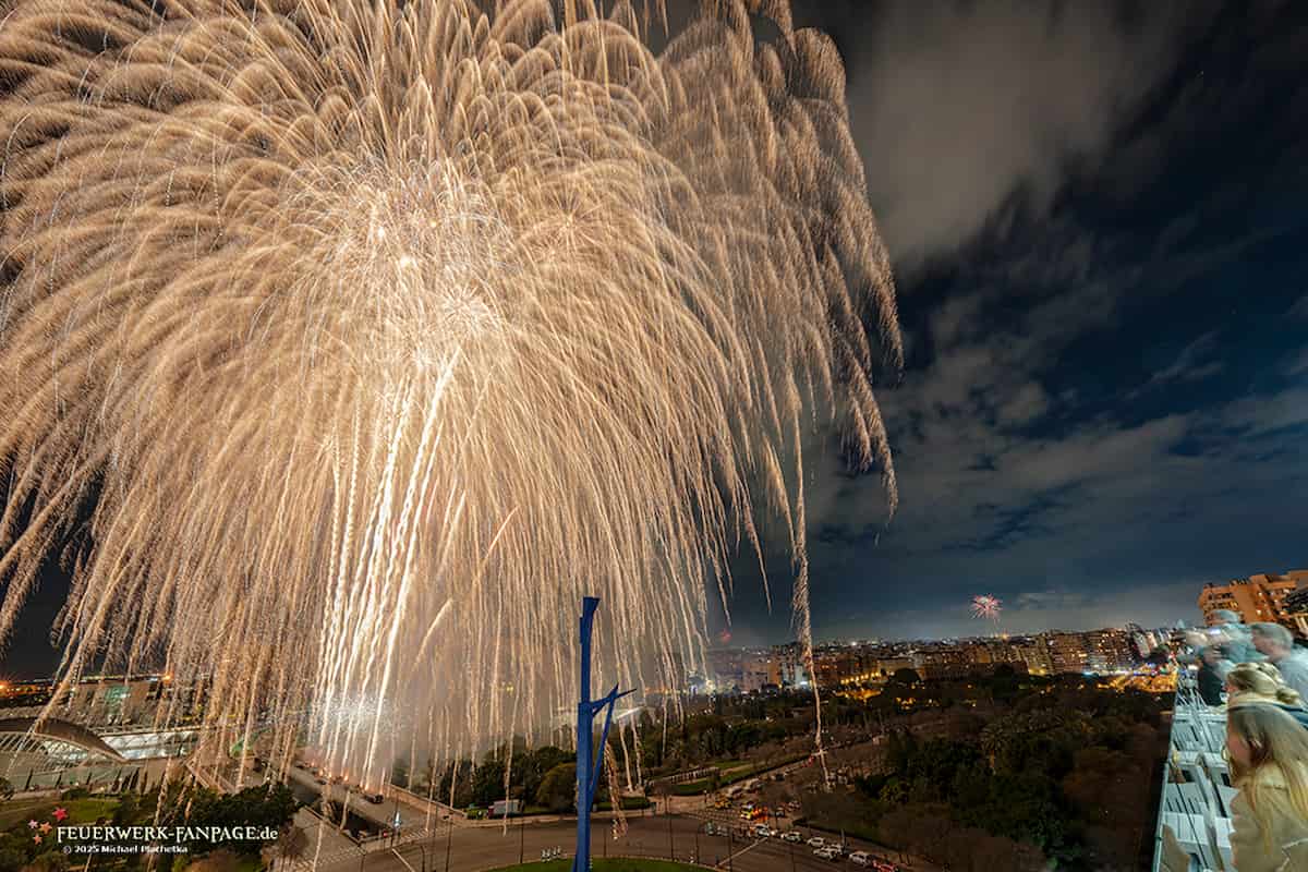 Fuegos artificiales de Fallas desde un rooftop en València