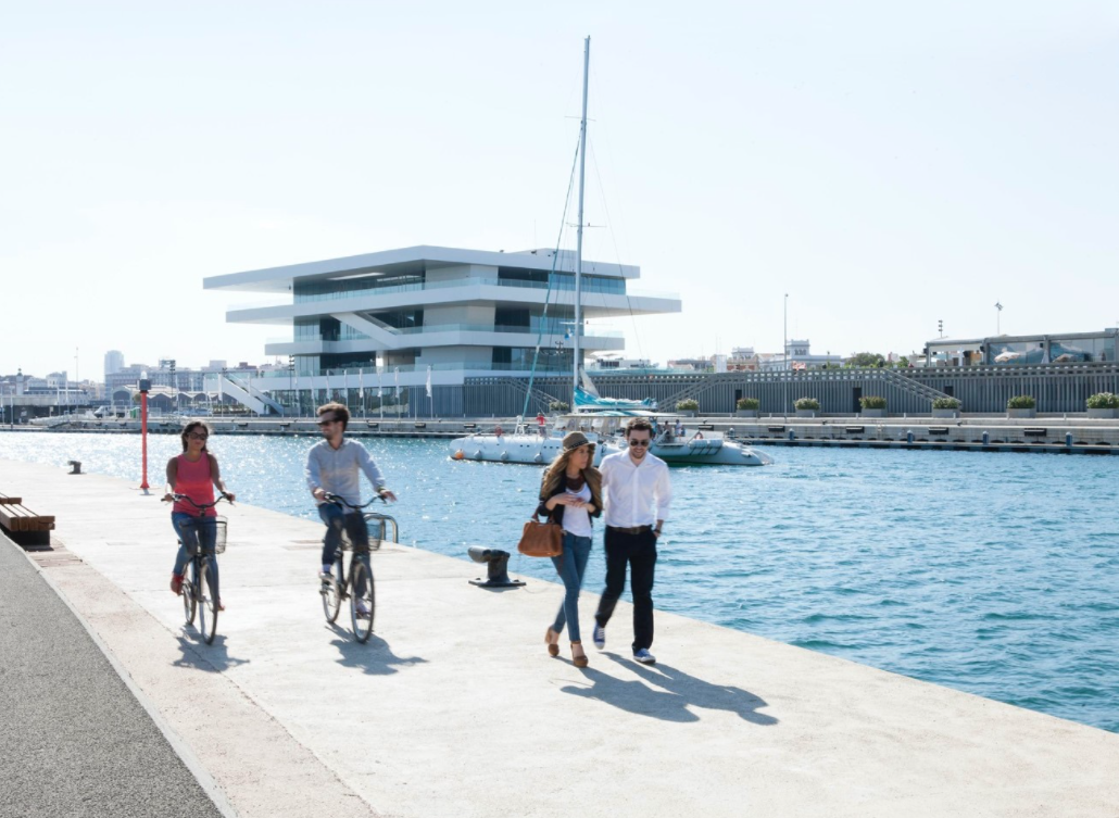 dársena la marina valencia parejas paseando