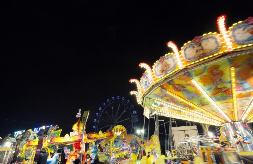 feria de atracciones con carrusel