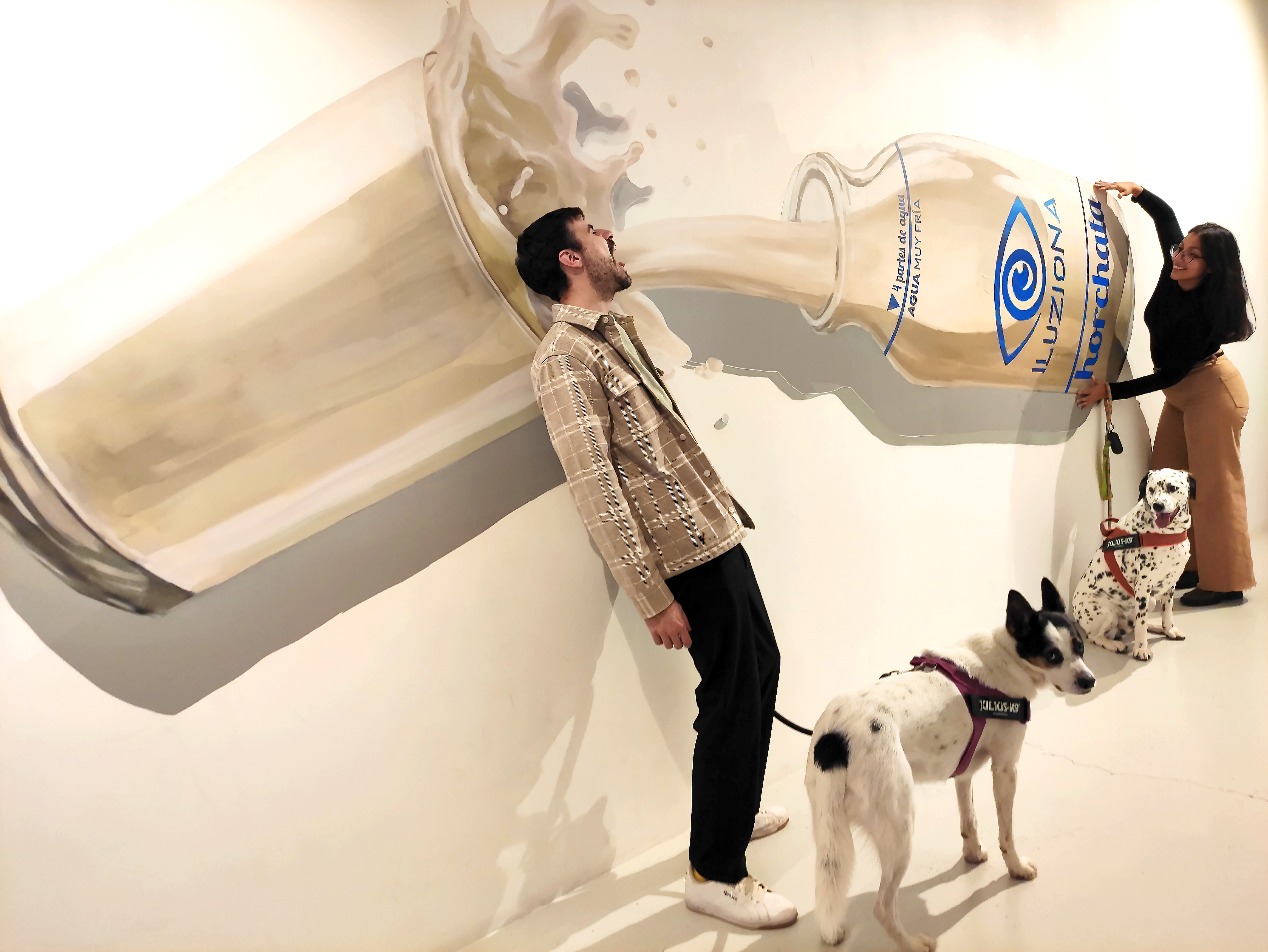 Foto con botella de horchata Museo Iluziona
