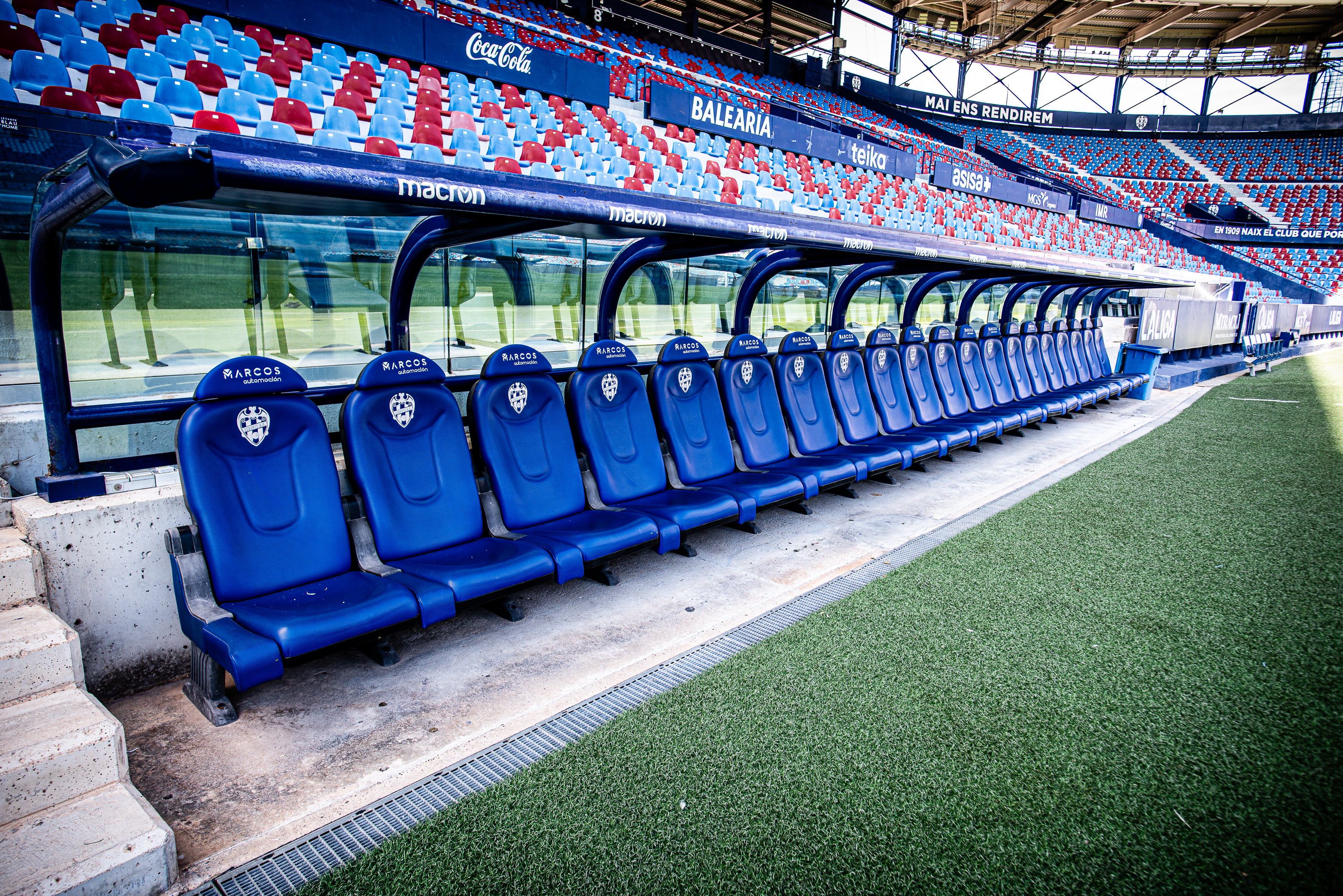 Banquillo a pie de campo LEVANTE UD 
